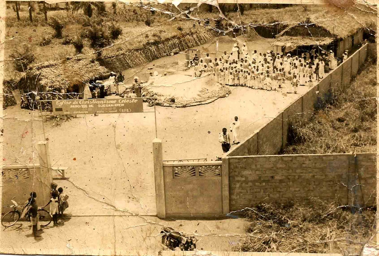 Ancienne photo du portail de la paroisse Église du Christianisme Céleste de Djègan-Kpévi