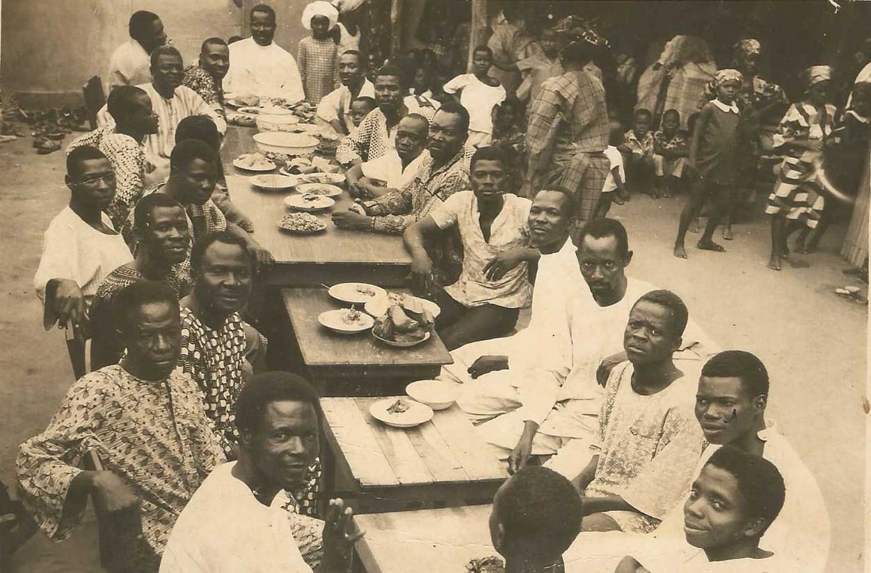 Photo d'archive d'un repas de communion fraternelle entre fidèles