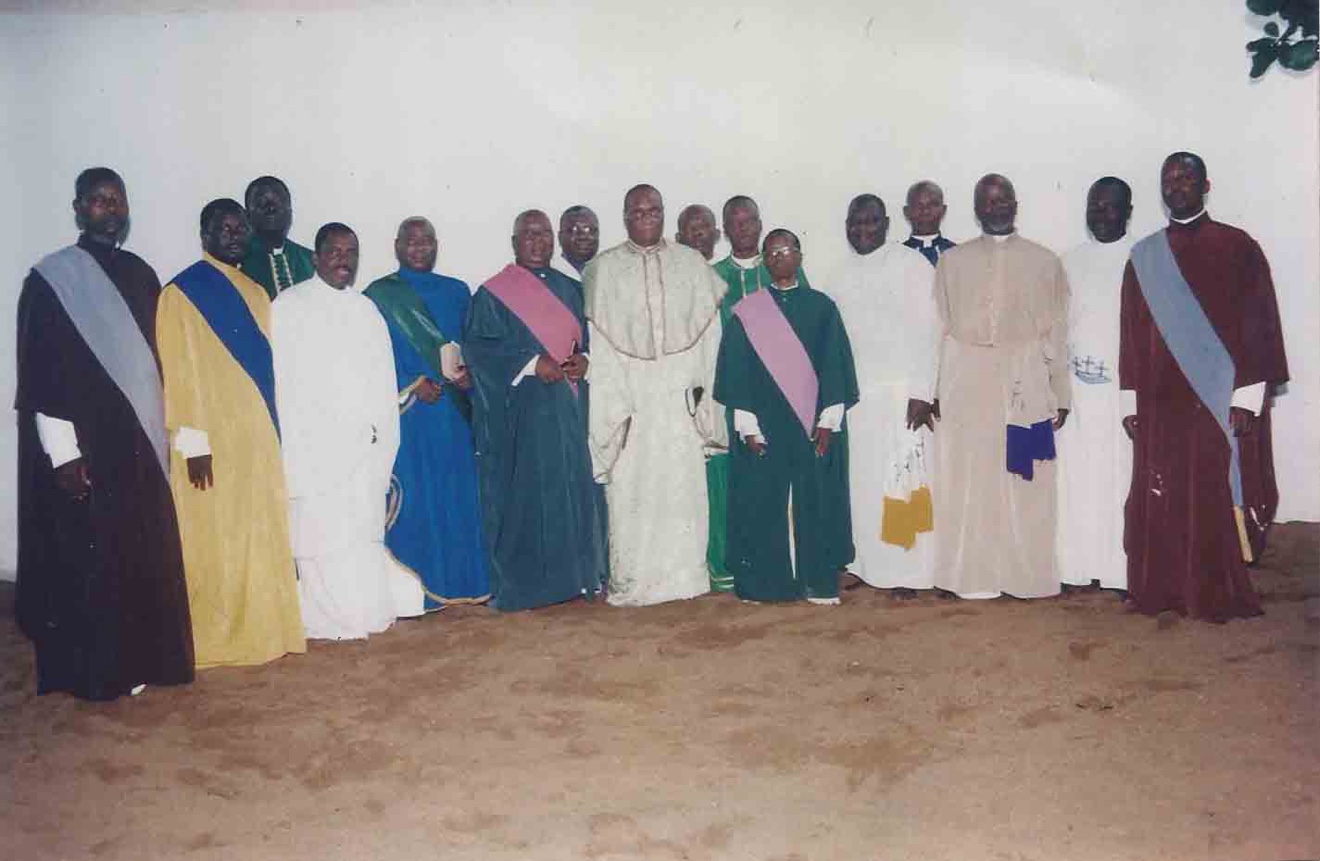 Photo d'archive des responsables spirituels de l'Église du Christianisme Céleste en tenue liturgique